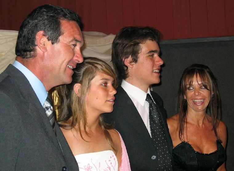 Nora Dalmasso junto a Marcelo Macarron y sus hijos Valentina y Facundo. Foto: Na