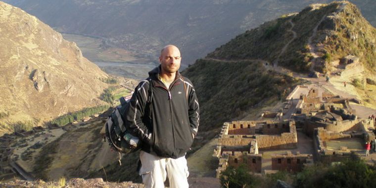 Eduardo en las ruinas de Machu Pichu, en Perú, antes del desastre Foto: pataperreando.blogspot.com
