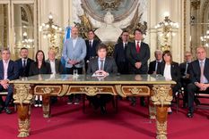 El día que el presidente Javier Milei anunció rodeado por sus ministros en el Salón Blanco de la Casa Rosada el DNU 70/2023. Foto: Presidencia Prensa