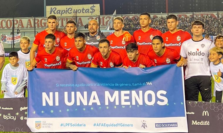 Los jugadores de Arsenal posaron con la bandera de Ni una Menso en la previa al partido de Boca. Foto: @LigaAFA