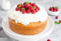 Esta receta mejora su sabor después de refrigerarse, ya que el bizcocho absorbe mejor las leches.