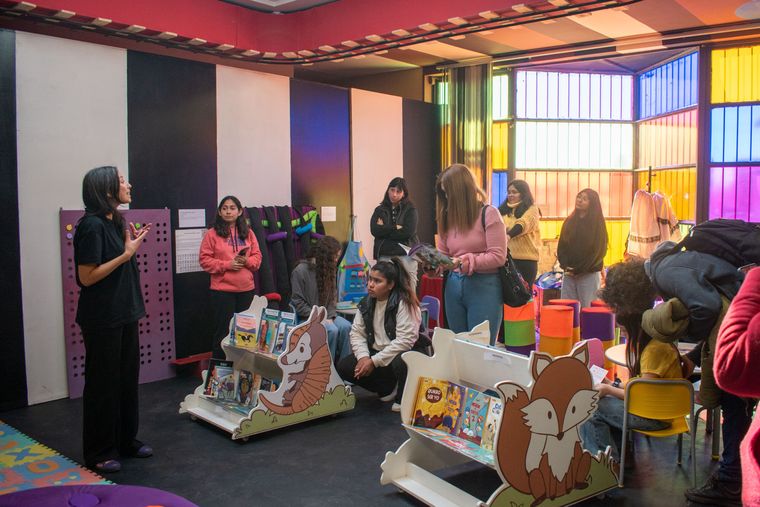 Para niños y adolescentes, y de acceso gratuito, el Museo de Arte Moderno y el Museo del Área Fundacional ofrecen talleres artísticos donde la creatividad, el juego, la historia y la arqueología se vuelven entretención en estas vacaciones.