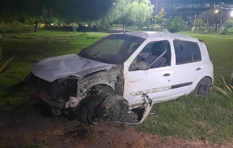 El auto robado en el que volcó el joven alcoholizado en Las Heras Foto: Gentileza