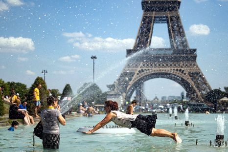 Paris soporta la ola de calor que atraviesa Europa con muy altas temperaturas. Foto: Efe. Paris soporta la ola de calor que atraviesa Europa con muy altas temperaturas. Foto: Efe.