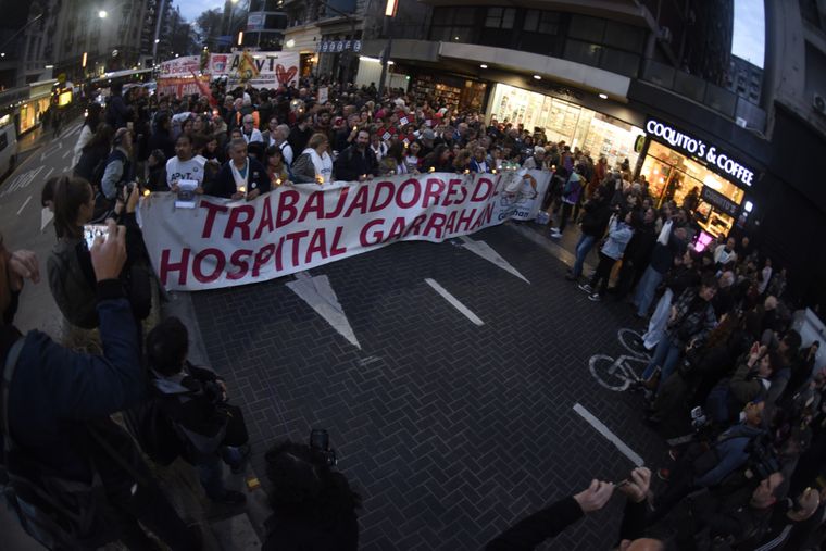 Nuevamente, personal del Hospital Garrahan hizo una marcha de velas al Obelisco 