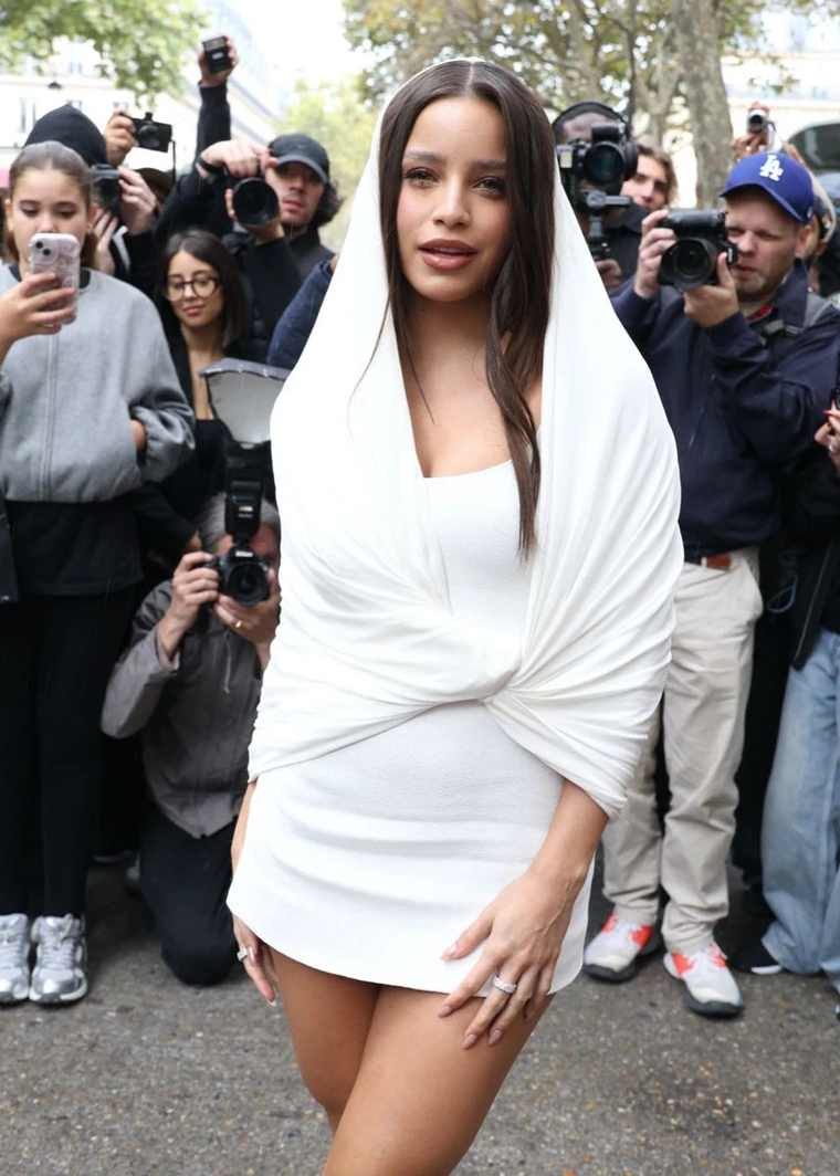 La cantante se destacó en la Semana de la Moda con un mini vestido blanco. La cantante se destacó en la Semana de la Moda con un mini vestido blanco.
