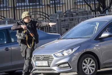 MDZol | Un soldado ucraniano da el alto a un vehículo en el barrio de Zhuliany en Kiev, donde el alcalde, Vitali Klitschko, anunció un nuevo toque de queda entre las 17:00 horas del 26 de febrero y las 08:00 del 28 de febrero, hora local. Foto: ANADOLU AGENCY / G