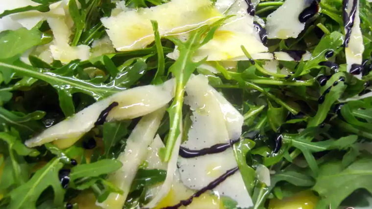 El plato liviano para el verano: receta de ensalada de rúcula y parmesano&nbsp;