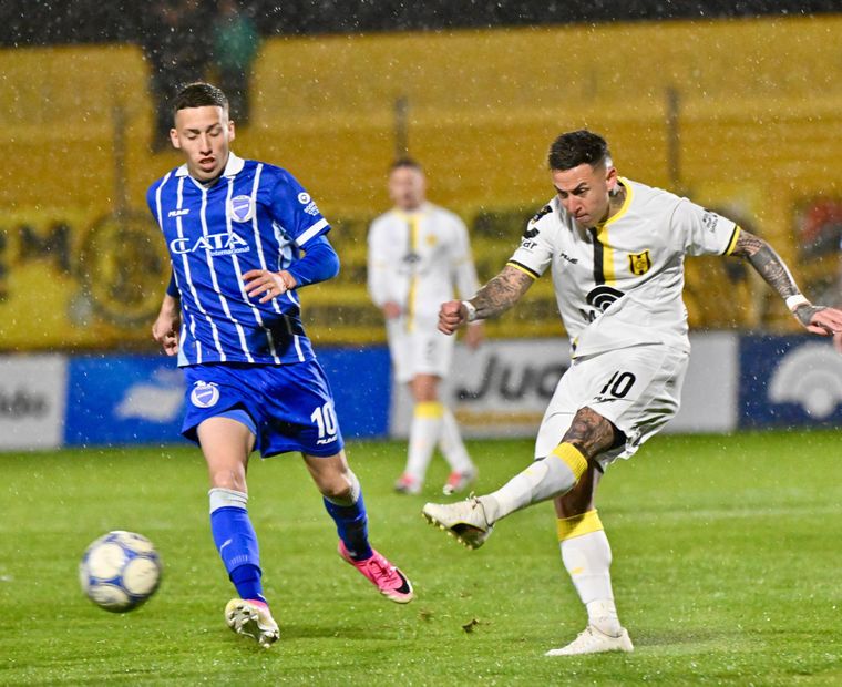Bajo la lluvia en el Sur. Nazareno Solís (10), extremo de Deportivo Madryn, remata ante la marca de Santiago Martínez (10), volante izquierdo de Godoy Cruz. Bajo la lluvia en el Sur. Nazareno Solís (10), extremo de Deportivo Madryn, remata ante la marca de Santiago Martínez (10), volante izquierdo de Godoy Cruz.