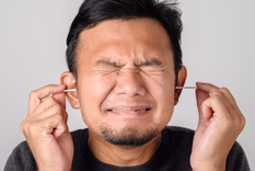 Limpiarse los oídos con hisopos trae un enorme riesgo de salud. Foto: Shutterstock