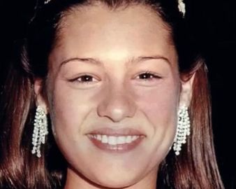 Pampita cuando salió Reina Nacional de los Estudiantes, en el año 1994. Pampita cuando salió Reina Nacional de los Estudiantes, en el año 1994.