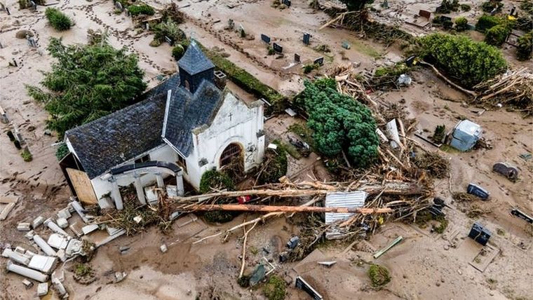 Una vista aérea tomada con un dron muestra un cementerio después de las inundaciones en Bad Neuenahr-Ahrweiler, Alemania. Foto: EPA