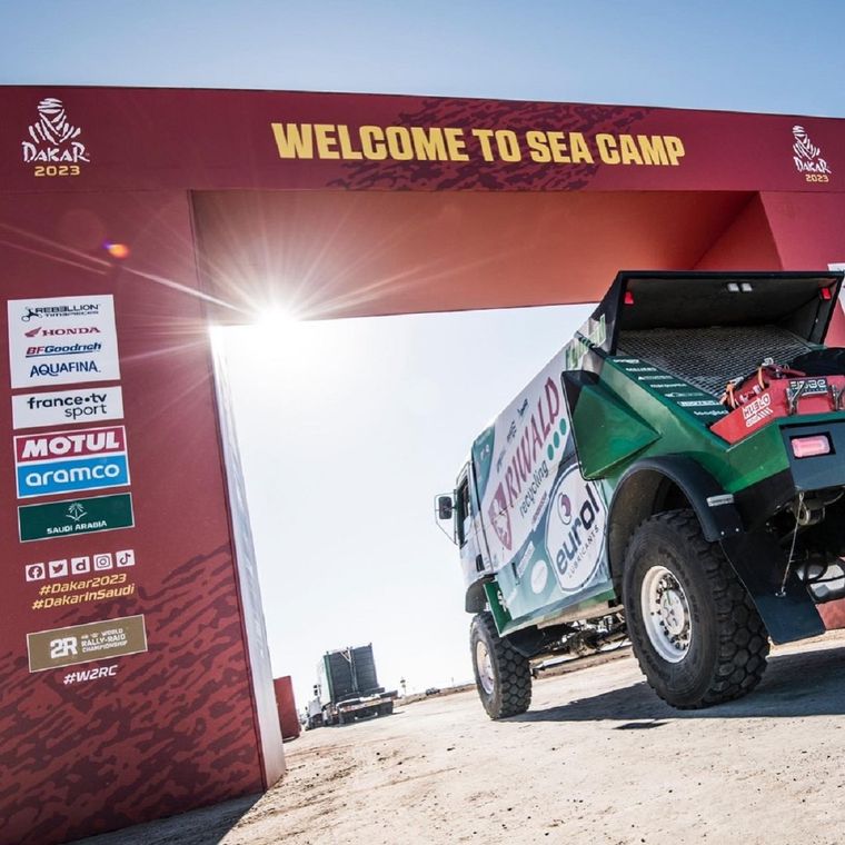 El vivac se va poblando de máquinas. Foto: @RallyDakar