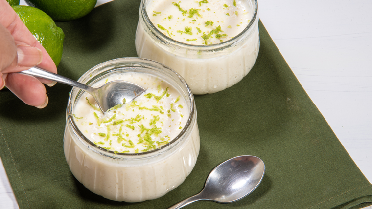 Esta mousse de limón es tan fácil que parece un truco de magia