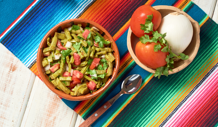 Aunque esta receta se prepara comúnmente con jitomate, cebolla y queso, en diferentes regiones se le agregan ingredientes como aguacate, chile seco o incluso camarones, adaptándose a los gustos locales.