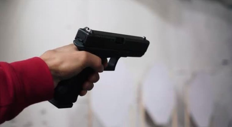 El jubilado fue amenazado por los delincuentes y empuñó su pistola para defenderse