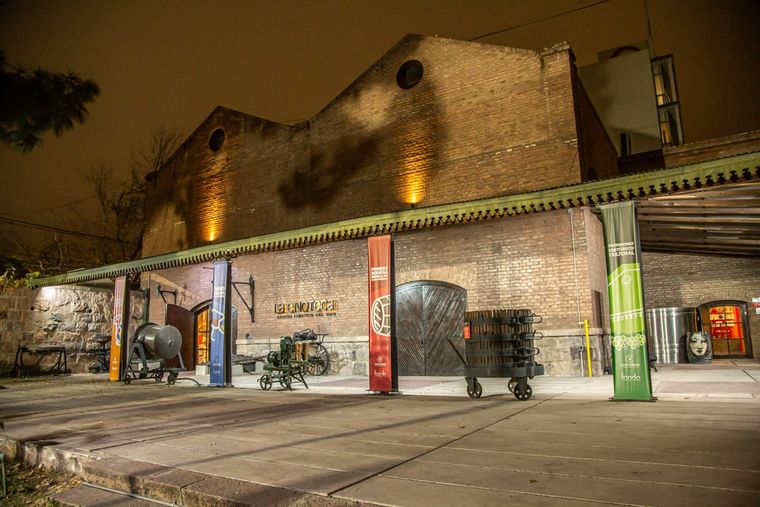 La Enoteca brinda visitas guiadas y degustaciones casi a diario. La Enoteca brinda visitas guiadas y degustaciones casi a diario.