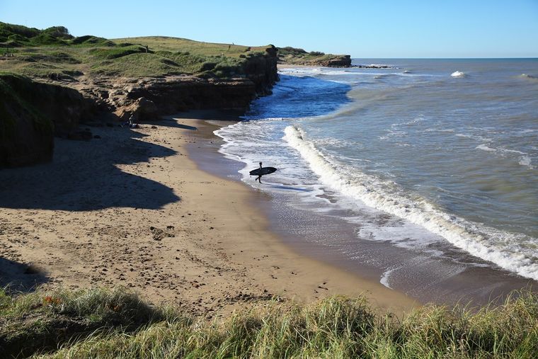 A pocos kilómetros de Mar del Plata se puede disfrutar de playas casi vírgenes. Foto: EMTur