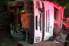 Volcó un camión en Acceso Este. Foto: Ministerio de Seguridad.