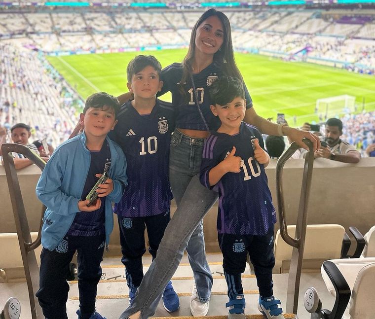 Mateo, Thiago, Antonela y Ciro. Foto: Instagram