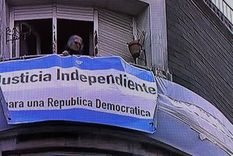 la vecina de cristina fernandez de kirchner colgo una nueva bandera la vecina de cristina fernandez de kirchner colgo una nueva bandera