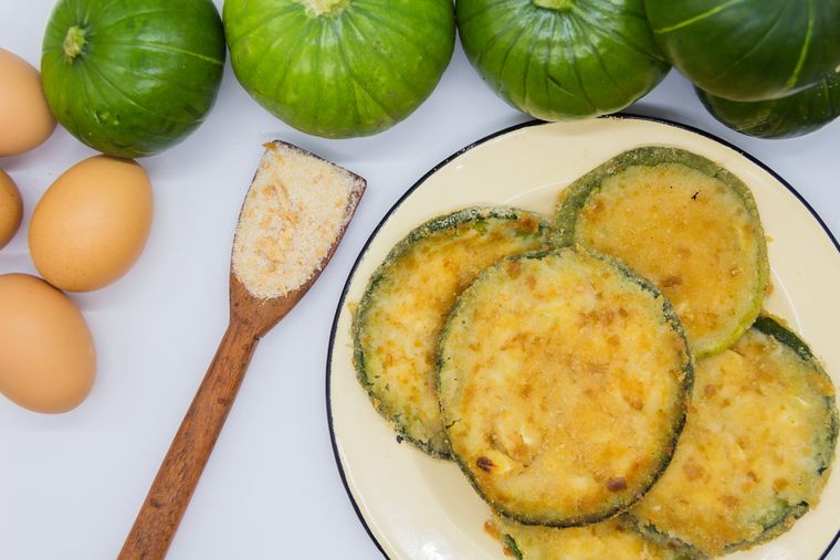 La receta de zapallitos a la milanesa es tan versátil que admite rellenos entre dos rodajas, tipo “sándwich”. La receta de zapallitos a la milanesa es tan versátil que admite rellenos entre dos rodajas, tipo “sándwich”.