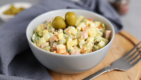 La receta de ensaladilla rusa tiene su origen en Rusia, pero se adaptó en España incorporando ingredientes locales como atún y pimientos, convirtiéndose en un clásico de la cocina española.