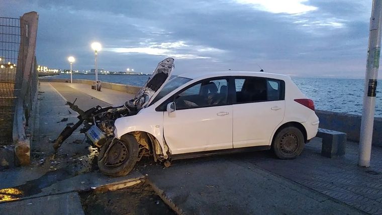 El auto quedó destruido Foto: ADN Sur