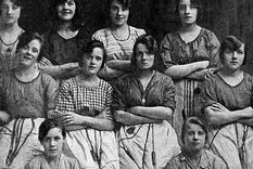 sale a la luz una foto de 116 anos con un secreto terrorifico