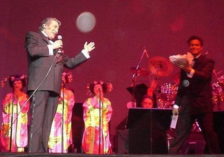 Sandro de América, de nuevo cantándole a sus nenas.