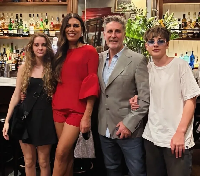 La conductora festejó con su familia. La conductora festejó con su familia.