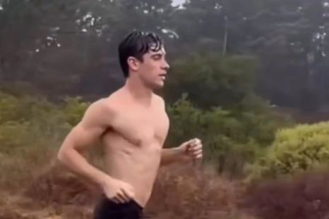 Franco Colapinto entrena bajo la lluvia y su aspecto causó sensación. Foto: captura de pantalla.