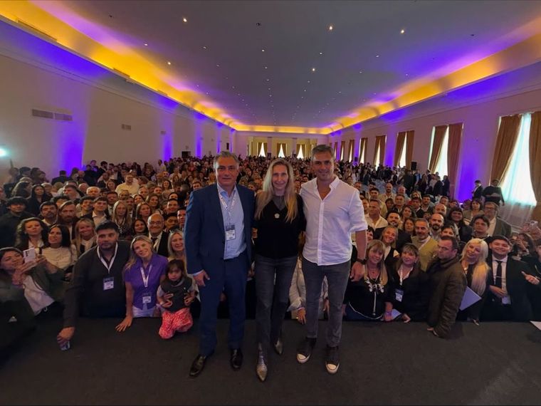 Karina Milei, el jefe político de La Libertad Avanza con sus dos brazos ejecutores más relevantes. Martín Menem y Santiago Pareja Karina Milei, el jefe político de La Libertad Avanza con sus dos brazos ejecutores más relevantes. Martín Menem y Santiago Pareja