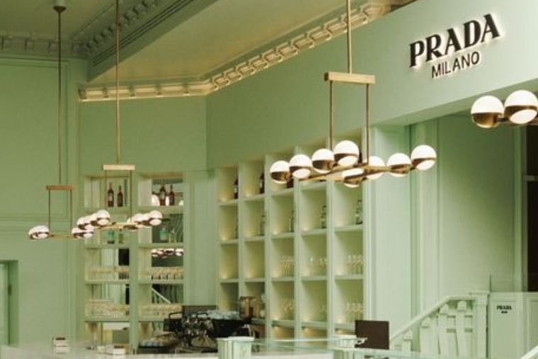 Para sorpresa de muchos, Prada abrió su propio café y maravilló a todos.