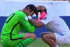 David Ochoa es consolado por su verdugo, Luis Palma. Foto: @ForTheWin