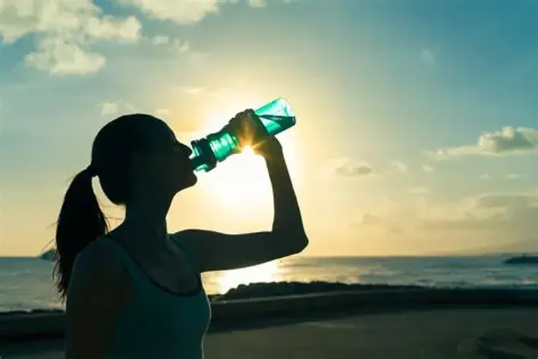 La hidratación, debe realizarse antes, durante y después del ejercicio. La hidratación, debe realizarse antes, durante y después del ejercicio.