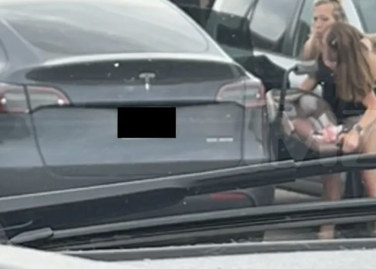 Las hermanas siamesas fueron vistas con un recién nacido. Foto: TMZ Las hermanas siamesas fueron vistas con un recién nacido. Foto: TMZ