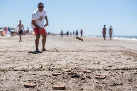 Un turista juega al tejo en Villa Gesell. Un turista juega al tejo en Villa Gesell.