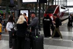 Viajeros afectados por el ataque masivo. Foto: REUTERS Viajeros afectados por el ataque masivo. Foto: REUTERS