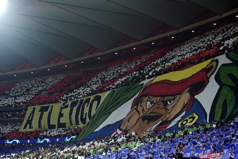 Los fanáticos calientan el clásico. Foto: El observador