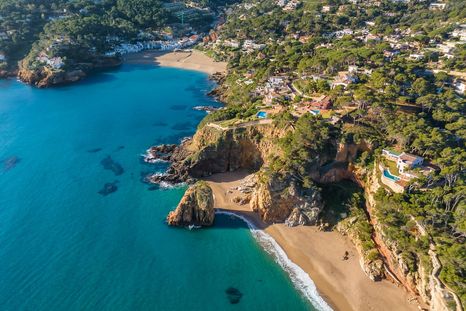 La playa de España que impresiona por sus colores y bosques. La playa de España que impresiona por sus colores y bosques.