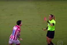 repudiable reaccion en brasil: un futbolista amago con golpear a una mujer arbitro tras ser expulsado via var
