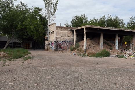 Grafitis, escombros y yuyos dominan un terreno privado en Ciudad que alguna vez proyectó torres y hoy suma preguntas sin respuestas claras. Grafitis, escombros y yuyos dominan un terreno privado en Ciudad que alguna vez proyectó torres y hoy suma preguntas sin respuestas claras.