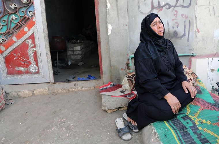 Familiares buscan los cuerpos de sus seres queridos para enterrarlos Foto: EFE