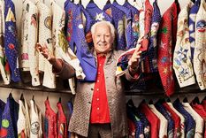 ¿quien es el disenador mexicano que vistio a frank sinatra, elvis y los beatles?