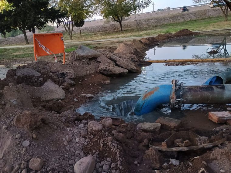 Desborde cloacal en la Lateral Norte del Acceso Sur y Blas Parera, en el departamento de Guaymallén. Desborde cloacal en la Lateral Norte del Acceso Sur y Blas Parera, en el departamento de Guaymallén.