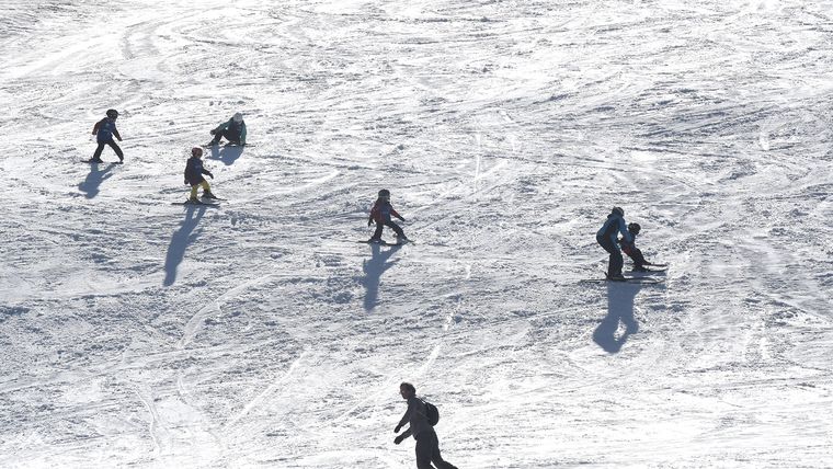 Los más pequeños en plena clase de esquí. Los más pequeños en plena clase de esquí.