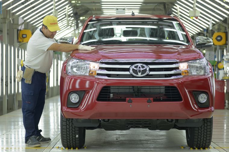 El vehículo más vendido en el país en mayo fue la camioneta Toyota Hilux industria argentina. Foto: Toyota Argentina
