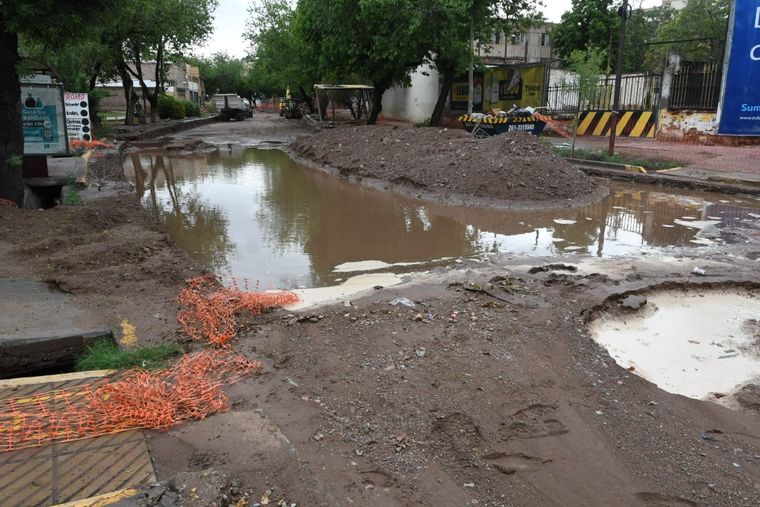 El pozo que se generó en calle San Juan en medio de las obras de Aysam Foto: ALF PONCE/MDZ