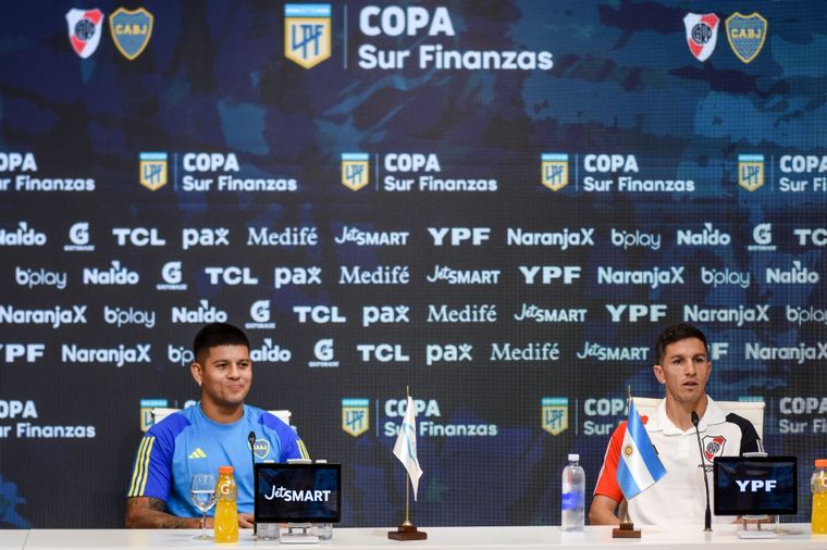 Marcos Rojo sonriente, en conferencia de prensa junto a Nacho Fernández. Foto: Liga Profesional